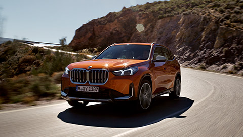 BMW X Serisi BMW X1 U11 caddede sürüş halinde önden görünüm