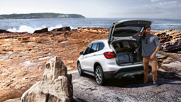 Beyaz renkli BMW X1 Bagaj Kapağı Açık Görünüm Beyaz renkli BMW X1 Bagaj Kapağı Açık Görünüm