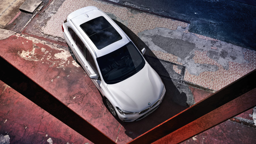 Beyaz renkli BMW X1 Üstten Görünüm - Sunroof Beyaz renkli BMW X1 Üstten Görünüm - Sunroof