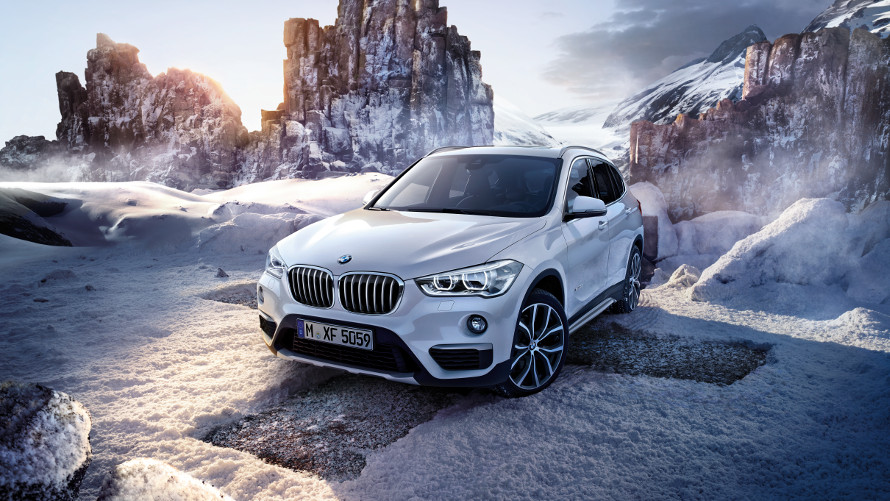 Beyaz renkli BMW X1 Önden Görünüm - Kar üstünd Beyaz renkli BMW X1 Önden Görünüm - Kar üstünd
