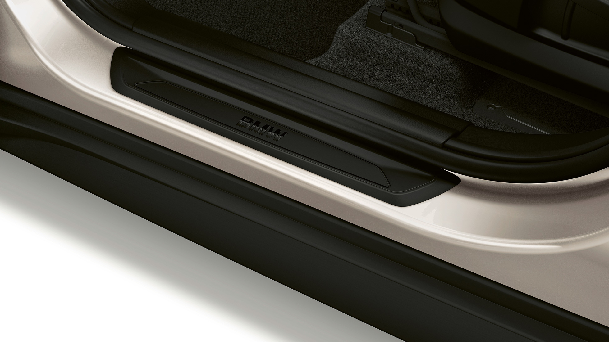 Yeni BMW X1 Premium Line, kapı eşiği Yeni BMW X1 Premium Line, yakın plandan çekilmiş kapı eşiği görüntüsü ile yandan görünüm