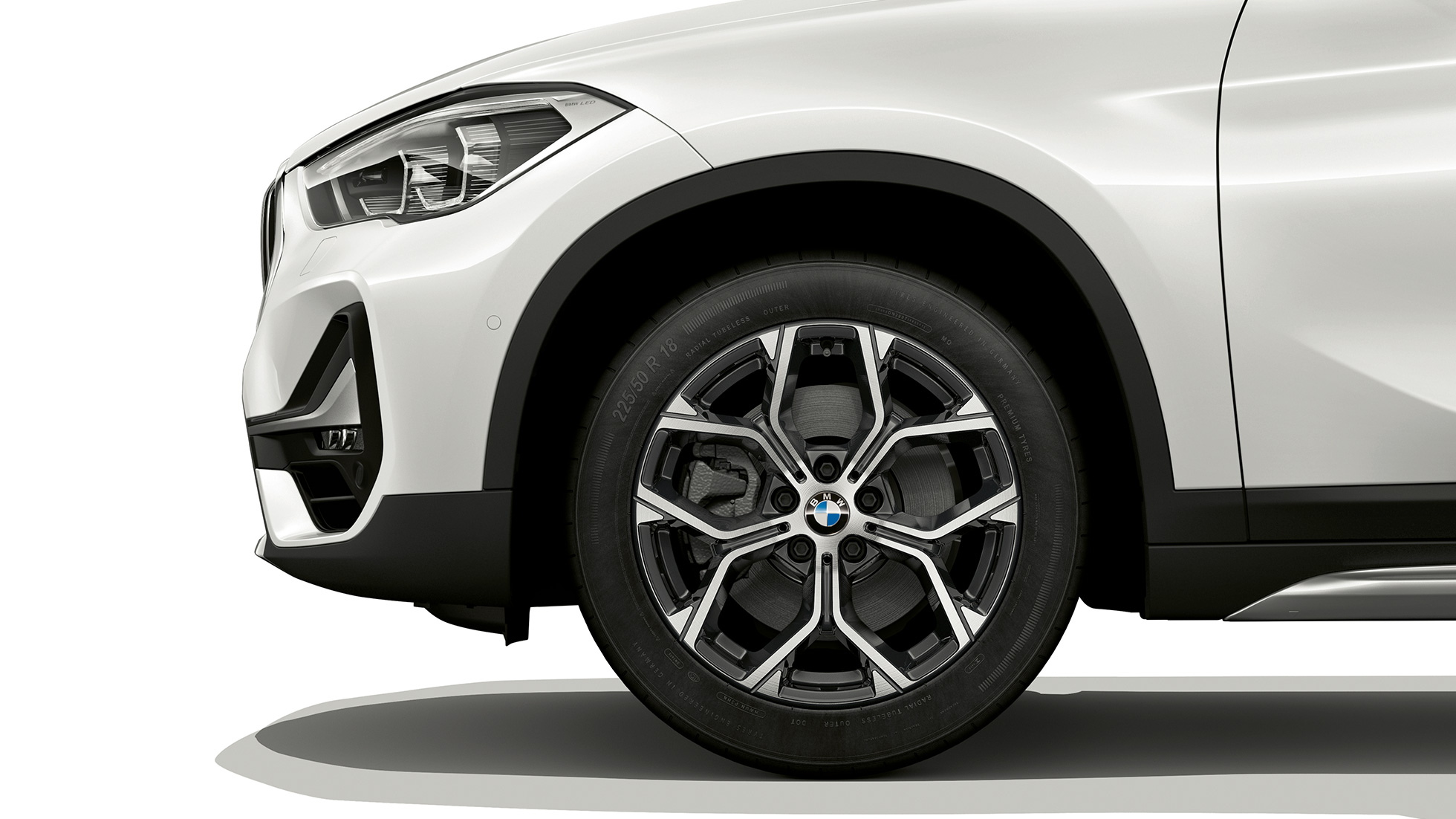 Yeni BMW X1, xLine Modeli, hafif alaşım jant Yeni BMW X1, xLine Modeli, yakın plandan çekilmiş hafif alaşım jant larla yandan görünüm