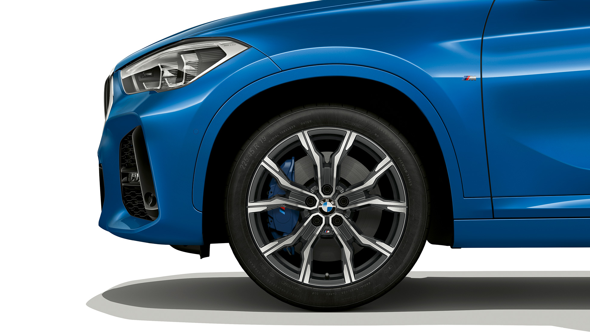 Yeni BMW X1 M Sport, hafif alaşım jantlar Yeni BMW X1 M Sport, yakın plandan çekilmiş hafif alaşım jantlarla yandan görünüm