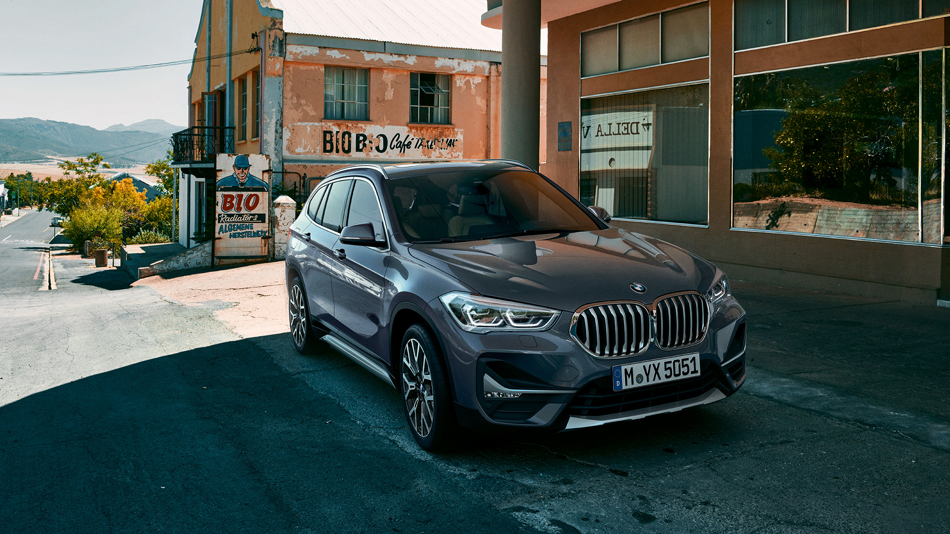 BMW X1, önden görünüm. BMW X1, şehir manzarası önünde, önden görünüm.