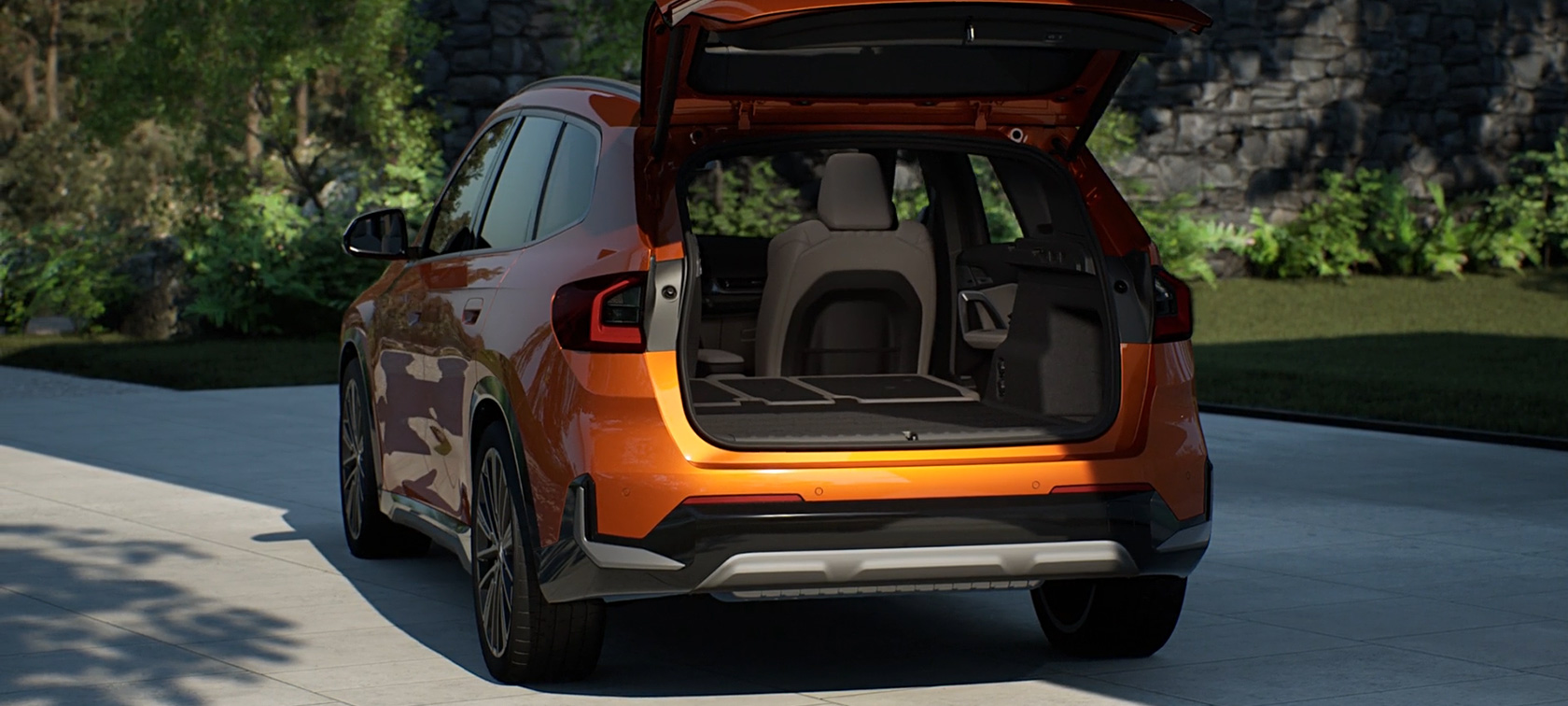 BMW X1 xDrive23i U11 ICE xLine, Metalik Turuncu/Utah, Bagaj bölümü ve römork çeki demiri Bagaj bölümü ve römork çeki demiri, BMW X1 xDrive23i U11 ICE, Metalik Turuncu/Utah, 20 inç, Çok kollu, stil 869 I, BMW Individual hafif alaşım jantlar