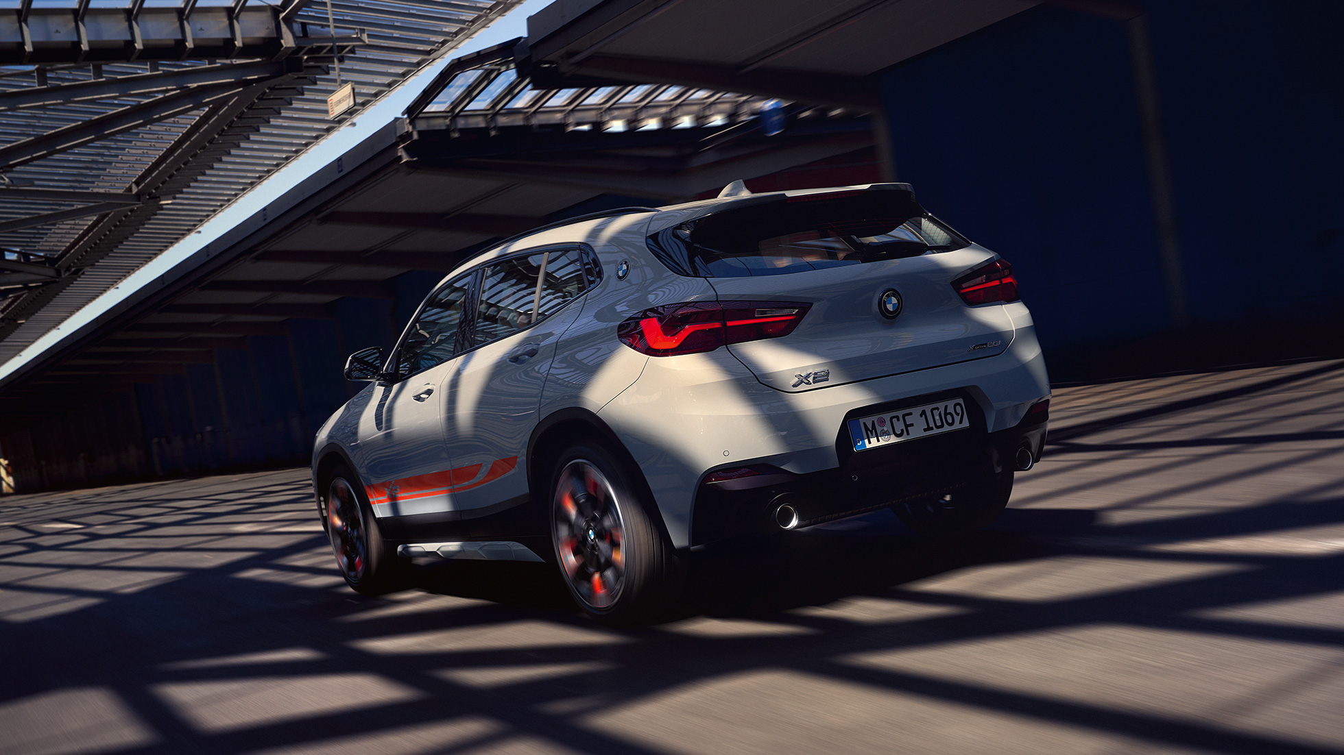 Arkadan görünüm BMW X2 F39 BMW X2 F39 Metalik Gri/Brooklyn arkadan görünüm