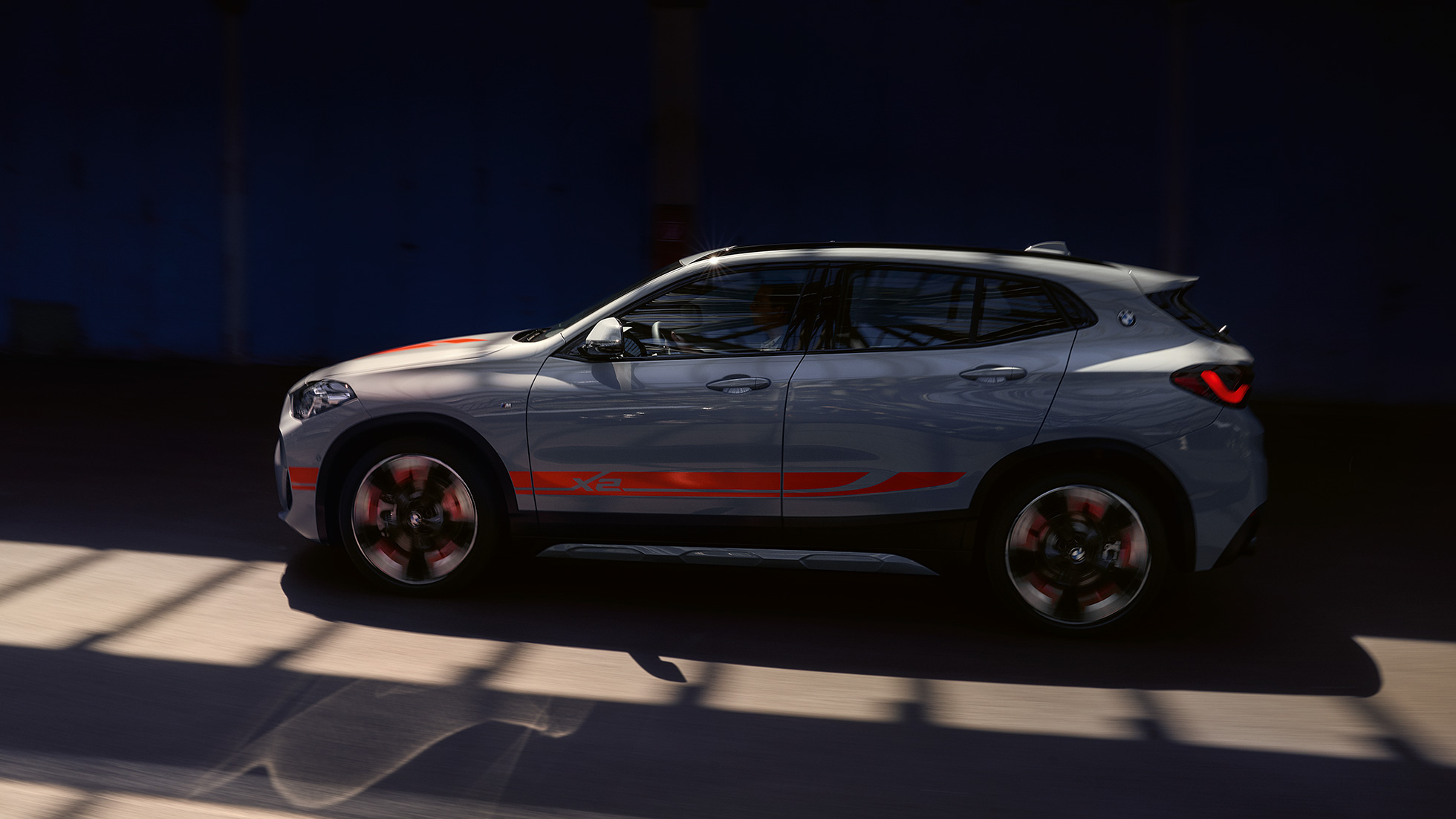 Yandan BMW X2 F39 BMW X2 F39 Metalik Gri/Brooklyn yandan görünüm