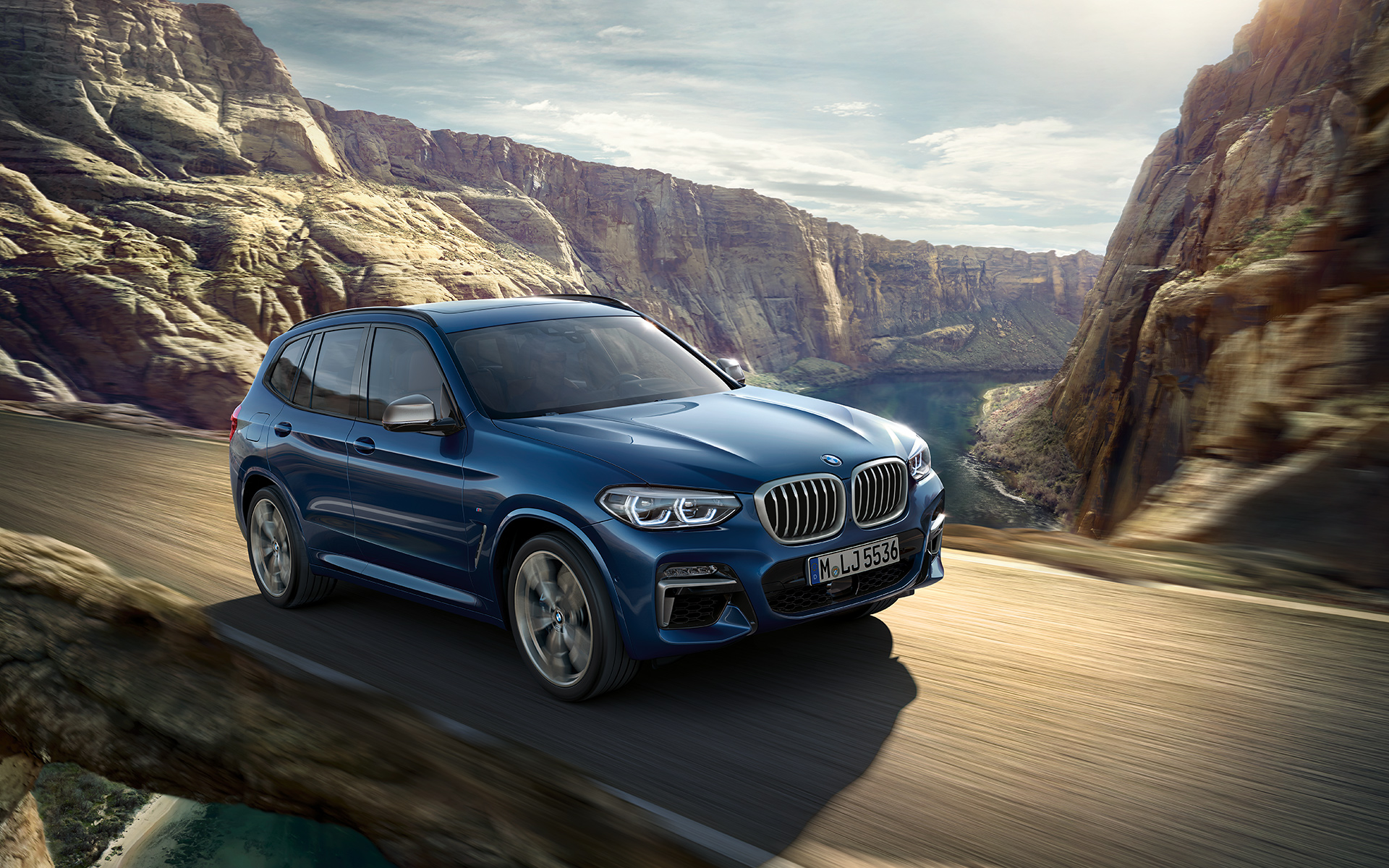 Mavi renkte BMW X3, dağ yolunda | BMW Türkiye Mavi renkte BMW X3, dağ yolunda | BMW Türkiye