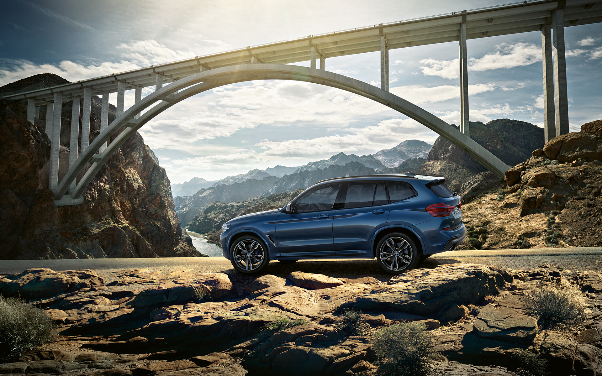 Phytonic Blue renginde BMW X3, dağ yolunda köprü altında | BMW Türkiye Phytonic Blue renginde BMW X3, dağ yolunda köprü altında | BMW Türkiye