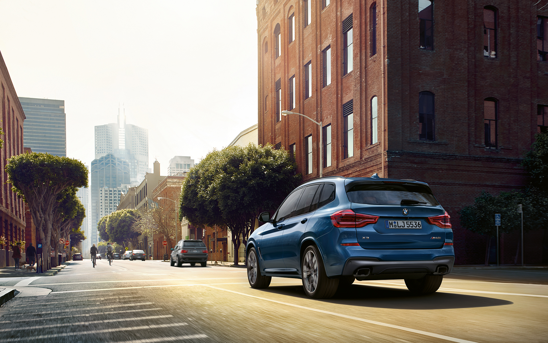 Phytonic Blue renginde BMW X3, şehirde arkadan görünüm | BMW Türkiye Phytonic Blue renginde BMW X3, şehirde arkadan görünüm | BMW Türkiye