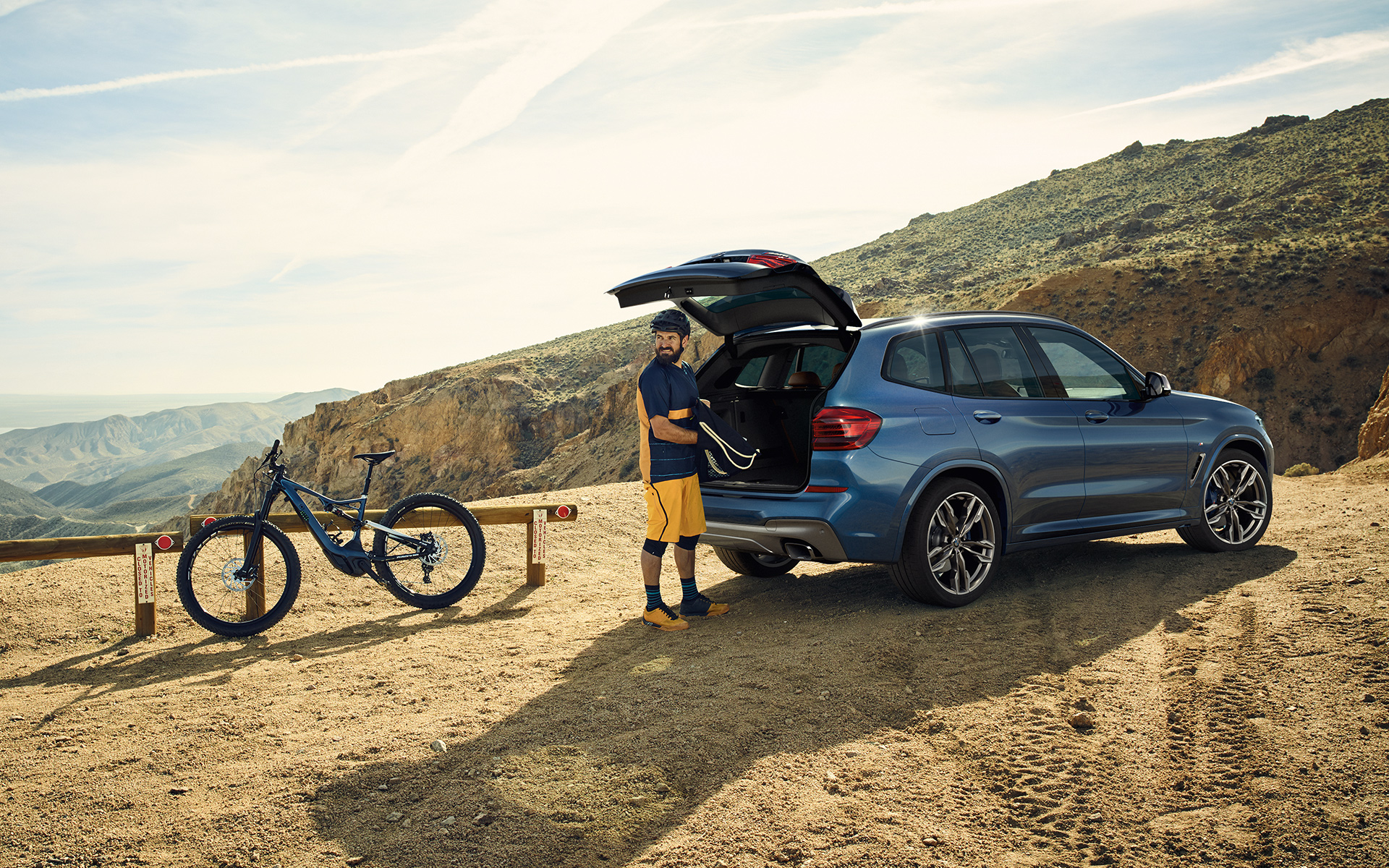Phytonic Blue renginde BMW X3, şehir dışında bisiklet gezisi Phytonic Blue renginde BMW X3, şehir dışında bisiklet gezisi