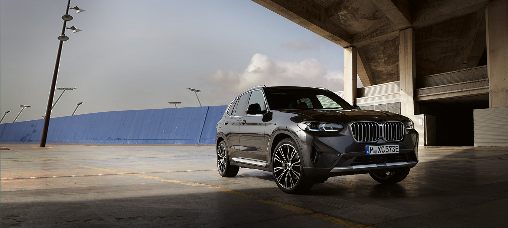 BMW X3 G01 Metalik Gri/Sophisto, hangar &ouml;n&uuml;nde &ouml;n &ccedil;aprazdan g&ouml;r&uuml;n&uuml;m