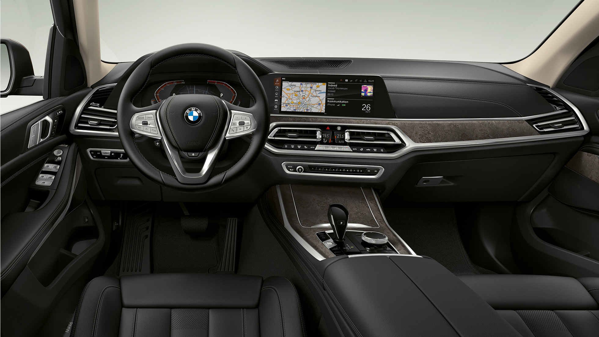 Yeni BMW X7, Standart donanımlı kokpit Standart donanım özelliklerine sahip Yeni BMW X7 sürücü kokpitinin önden yakın çekimi