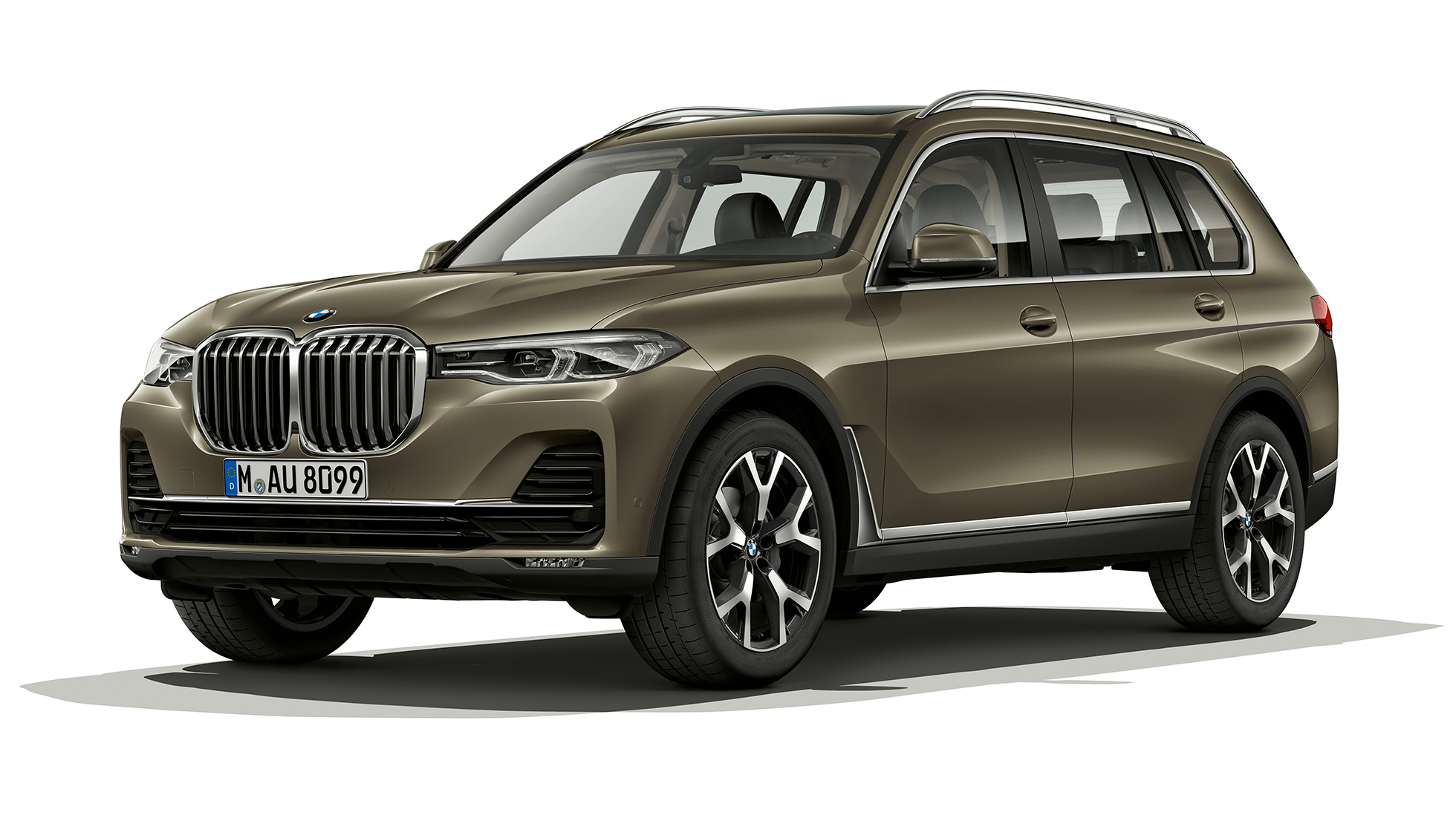 Yeni BMW X7 Standart donanım Metalik Bronz/Vermont renginde Yeni BMW X7’nin önden stüdyo çekimi