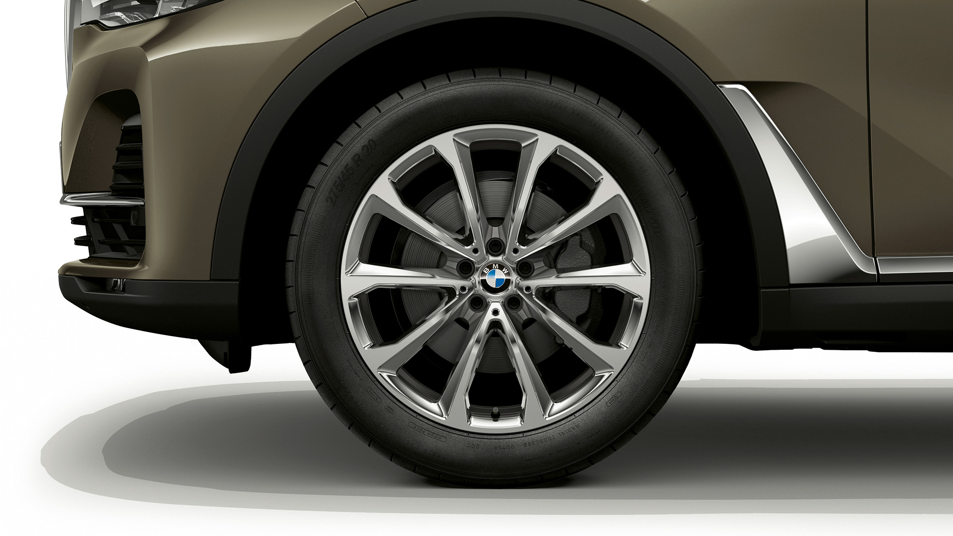 Yeni BMW X7, standart donanım hafif alaşım jantlar Standart donanım özelliklerine sahip Yeni BMW X7 hafif alaşım jantlarının yakın çekimi
