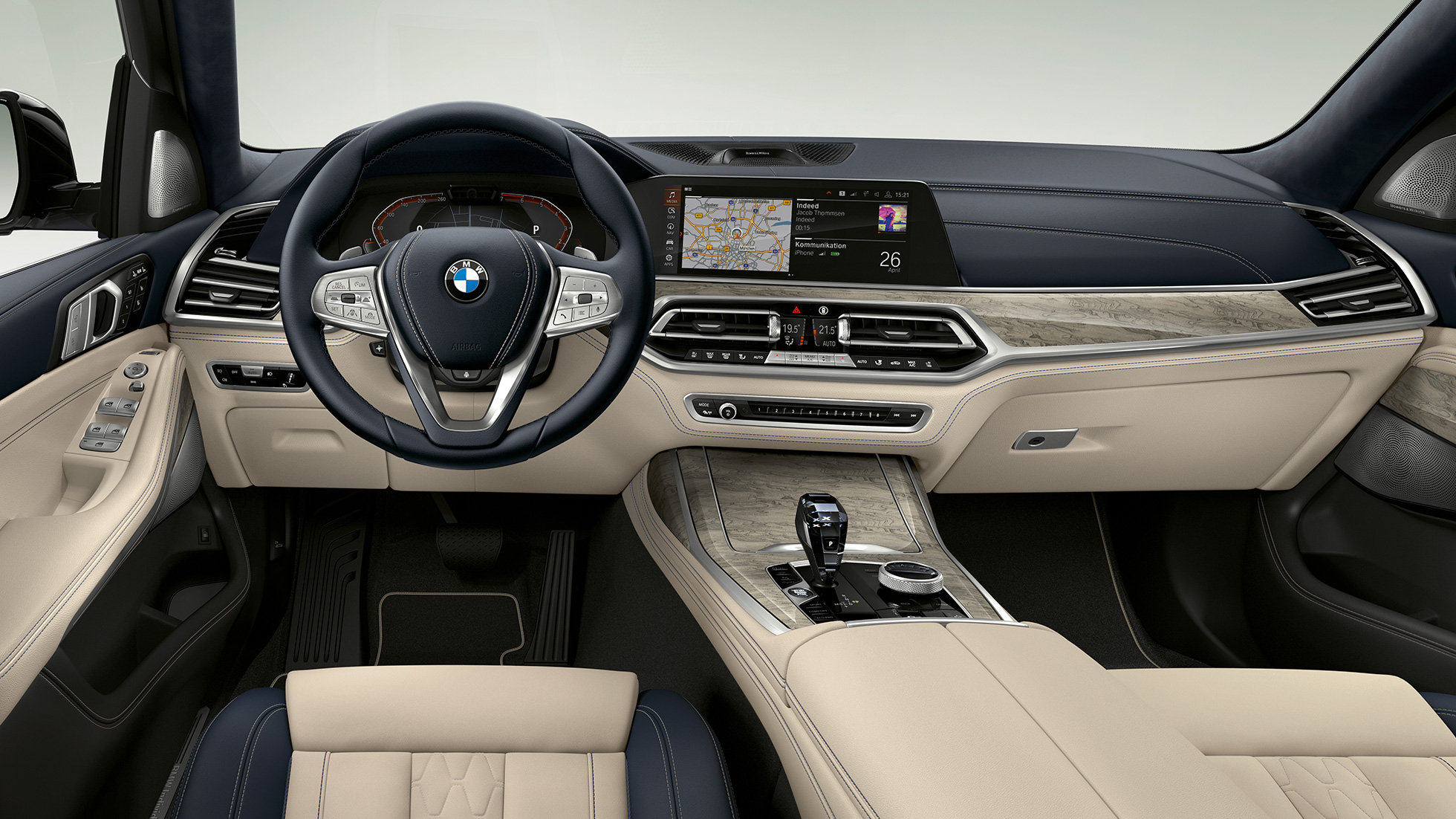 Yeni BMW X7 Design Pure Excellence kokpit Design Pure Excellence özelliklerine sahip Yeni BMW X7’nin sürücü kokpitinin önden yakın çekimi