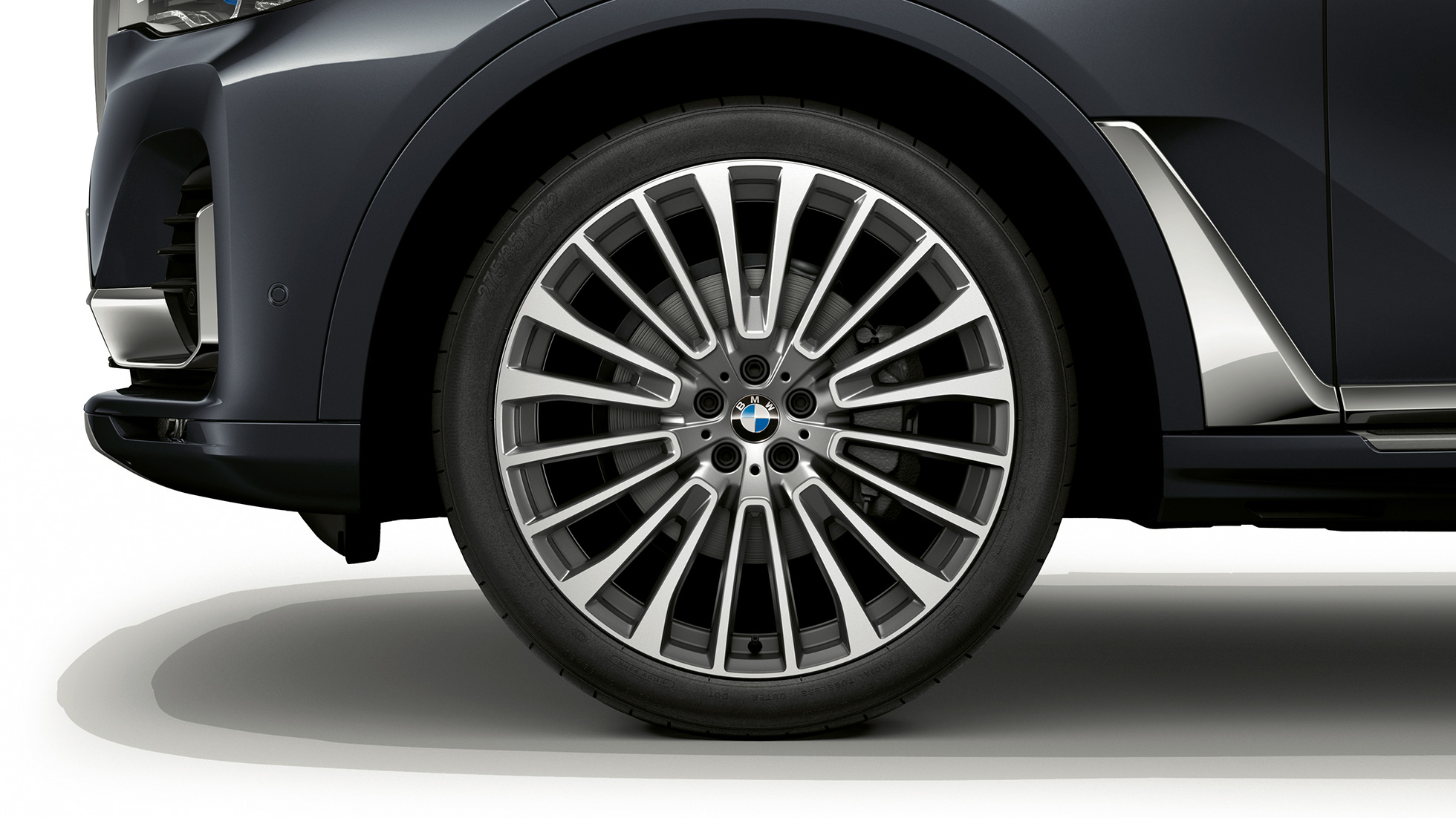 Yeni BMW X7, Design Pure Excellence hafif alaşım jantlar Design Pure Excellence özelliklerine sahip Yeni BMW X7 hafif alaşım jantların yakın çekimi