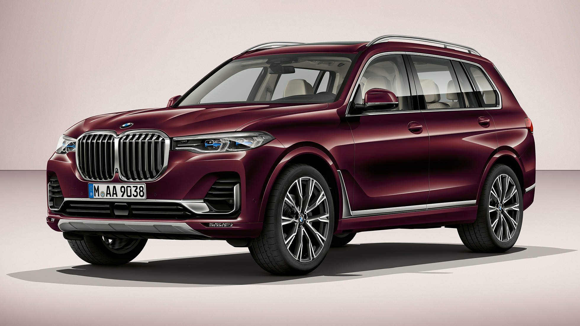 Yeni BMW X7 M Sport Paket M Sport Paket ile Yeni BMW X7’nin önden stüdyo çekimi
