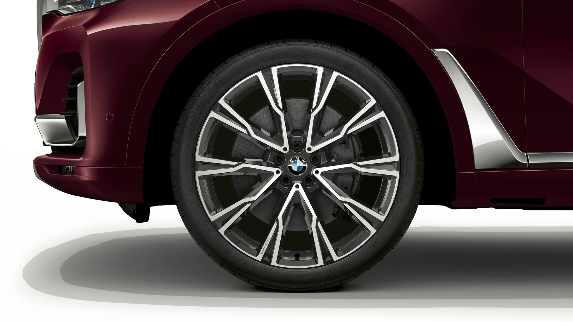 Yeni BMW X7, M Sport Paket hafif alaşım jantlar M Sport Paket özelliklerine sahip Yeni BMW X7’nin hafif alaşım jantlarının yakın çekimi