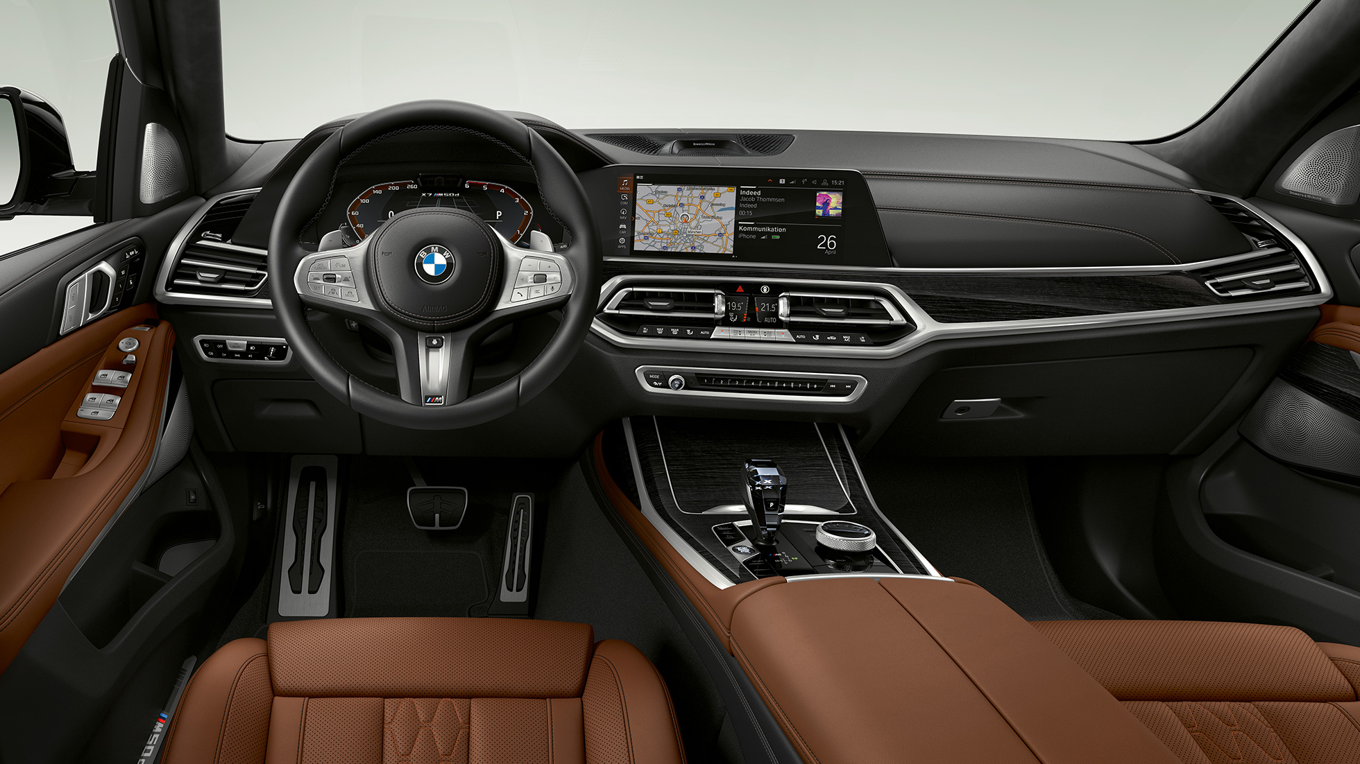 Yeni BMW X7, Yeni BMW X7 M50d kokpit Yeni BMW X7 M50d özelliklerine sahip Yeni BMW X7’nin sürücü kokpitinin önden yakın çekimi