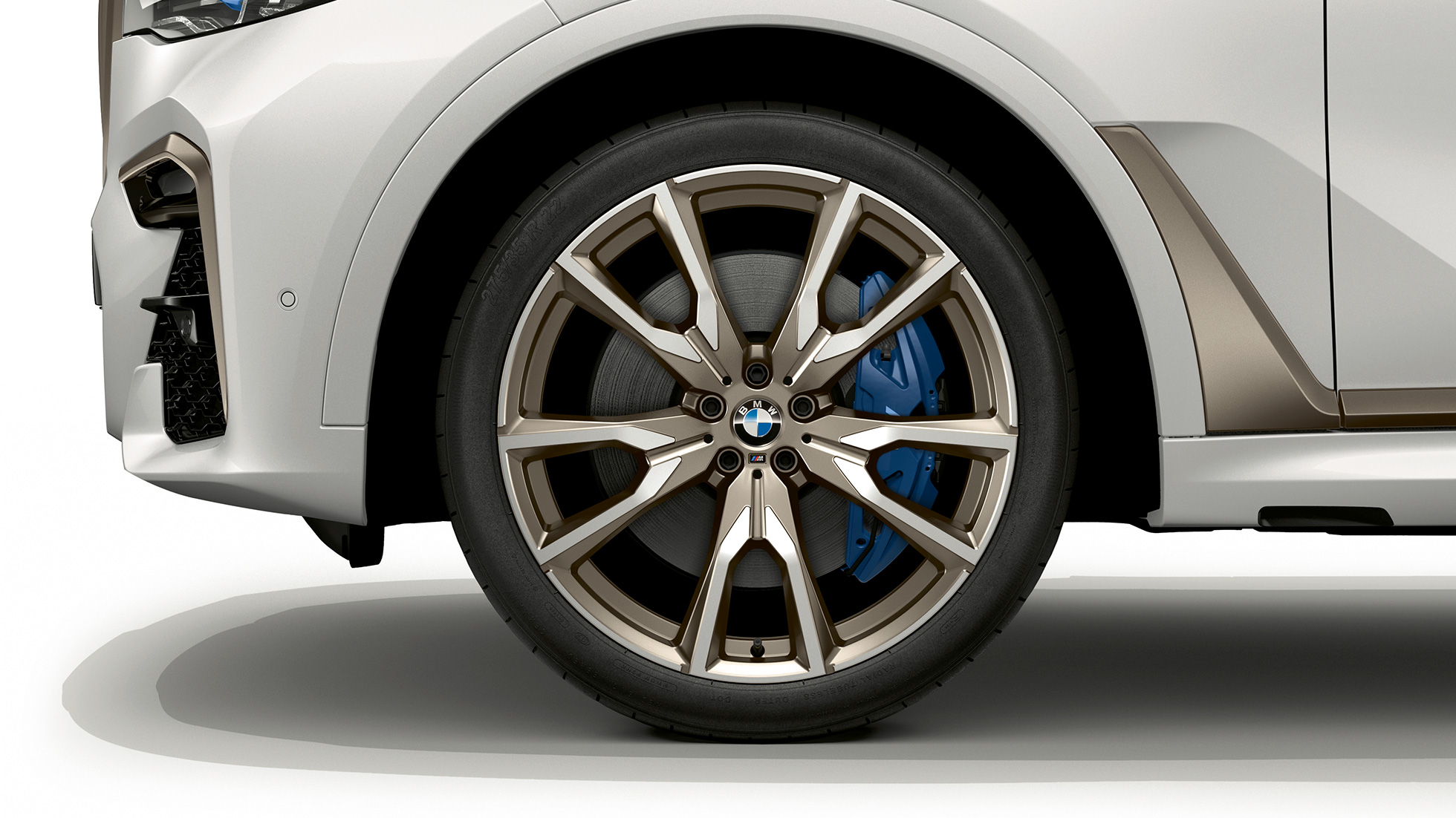 Yeni BMW X7, Yeni BMW X7 M50d hafif alaşım jantlar BMW X7 M50d özelliklerine sahip Yeni BMW X7 hafif alaşım jantların yakın çekimi