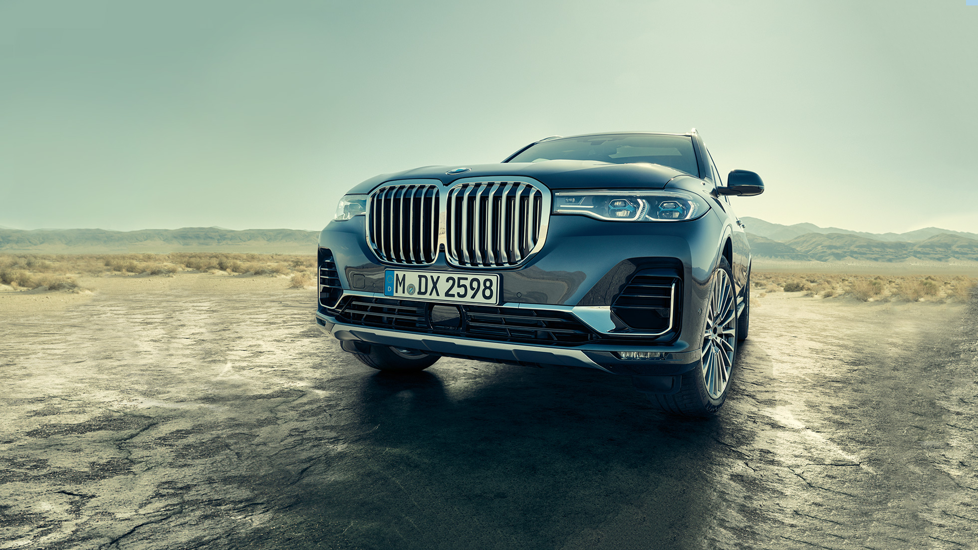 Eğik, dar açılı çekimle Yeni BMW X7’nin dış tasarımı Ön kısmın eğik, dar açılı çekimiyle Yeni BMW X7’nin dış tasarımı