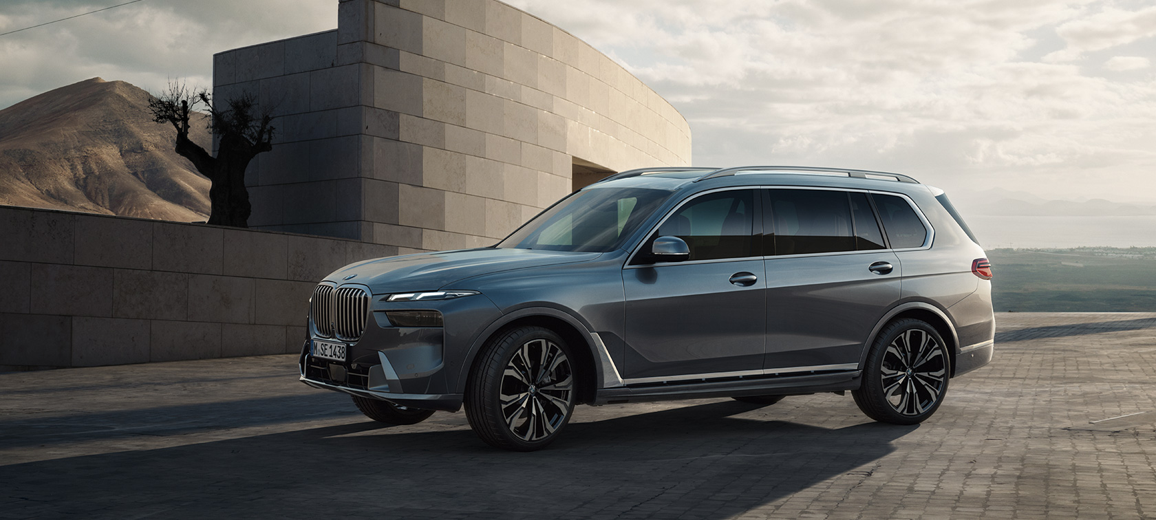 BMW X7 G07 LCI 7/8, Design Pure Excellence, Metalik Gri/Sparkling Copper, yandan görünüm BMW X7 G07 LCI 7/8, Design Pure Excellence, Metalik Gri/Sparkling Copper, hareketsiz halde yandan görünüm