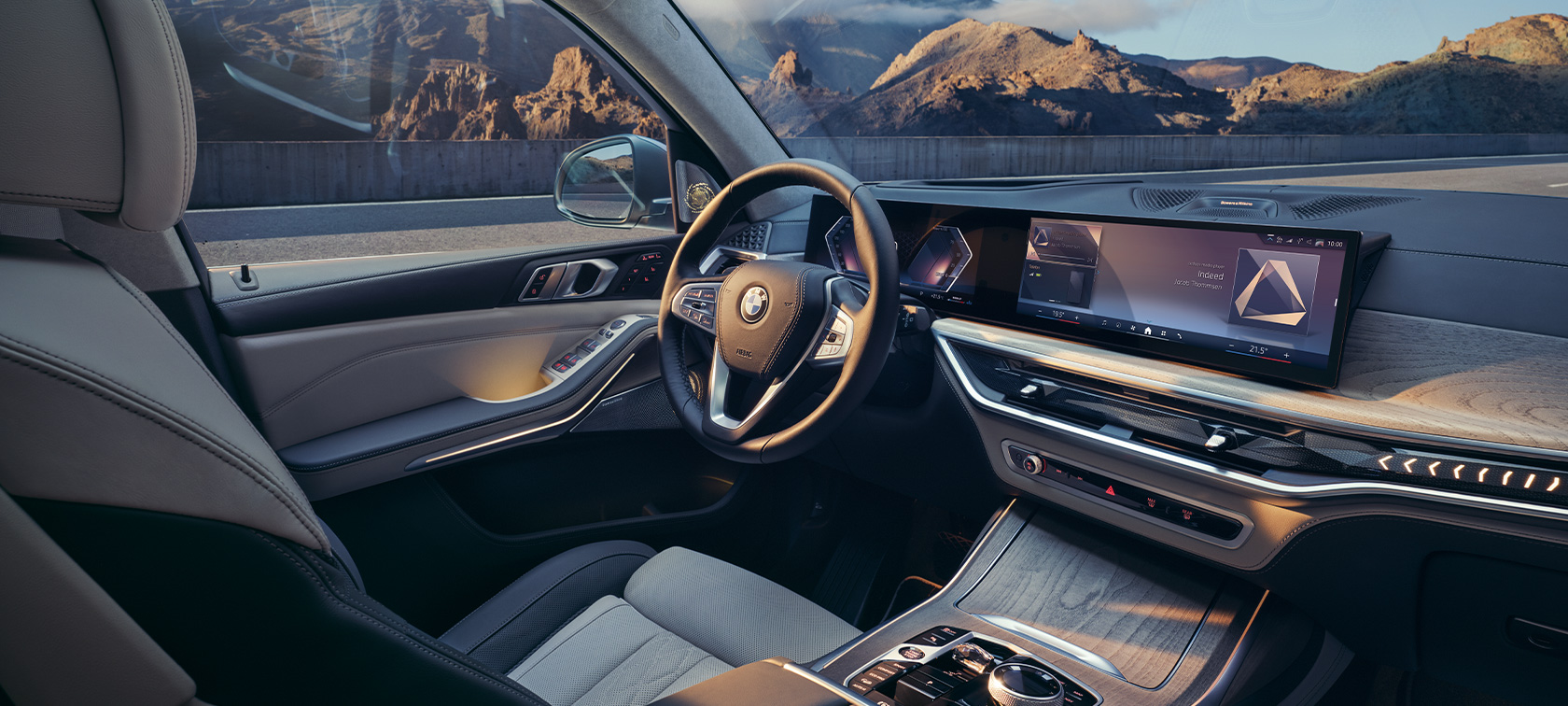 Kokpitin yolcu tarafından görünümü, BMW X7 G07 LCI BMW Kavisli Ekran ve kokpitin yolcu tarafından görünümü, BMW X7 G07 LCI
