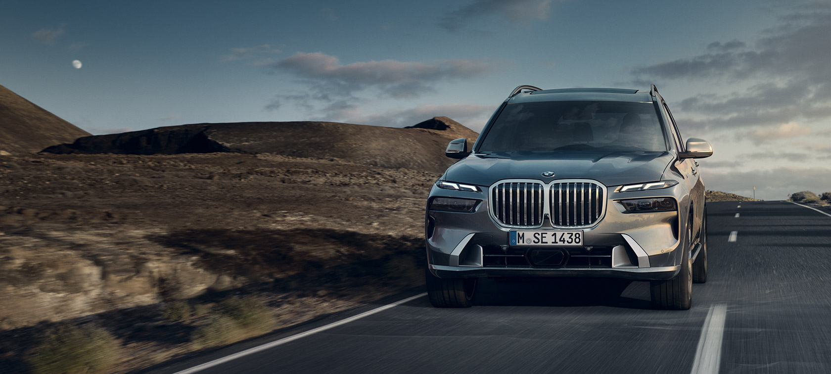 BMW X7 G07 LCI 7/8, Design Pure Excellence, Metalik Gri/Sparkling Copper, sürüş sırasında önden görünüm
