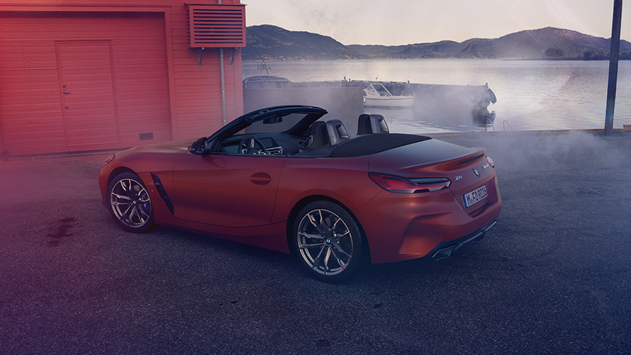BMW Z4 First Edition sürüş sırasında Dikiz aynasında dağ yolunda sürülen BMW Z4 First Edition
