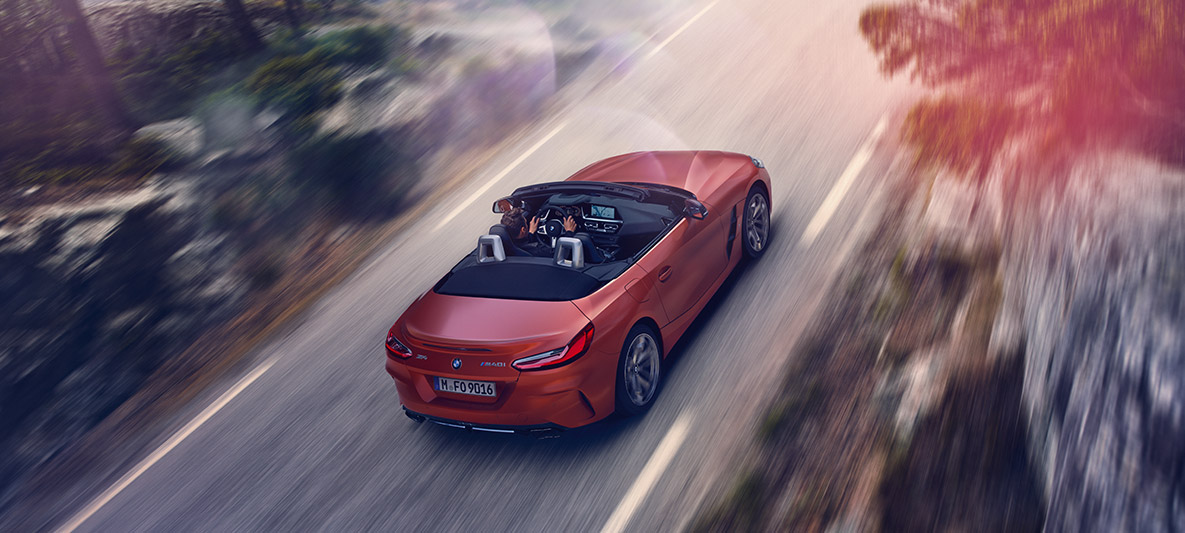 Turuncu renkte Yeni BMW Z4 First Edition’ın sürüşü Turuncu Yeni BMW Z4 First Edition kuşbakışı görünümde sürüş halinde