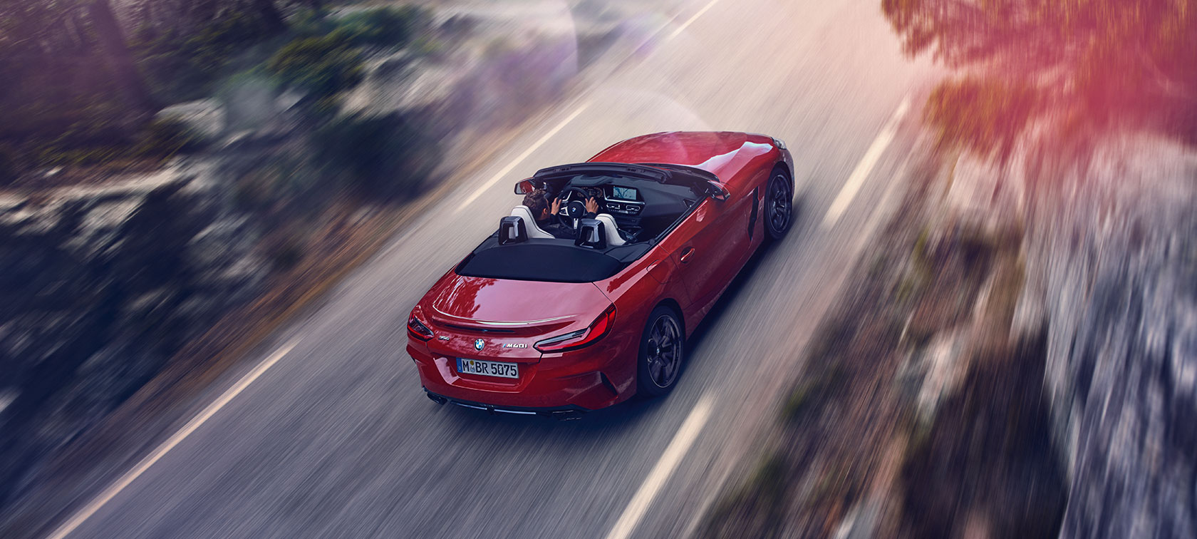 Hareket halinde BMW Z4 Roadster’ın kuşbakışı görünümü BMW Z4 Roadster’ın kuşbakışı görünümü