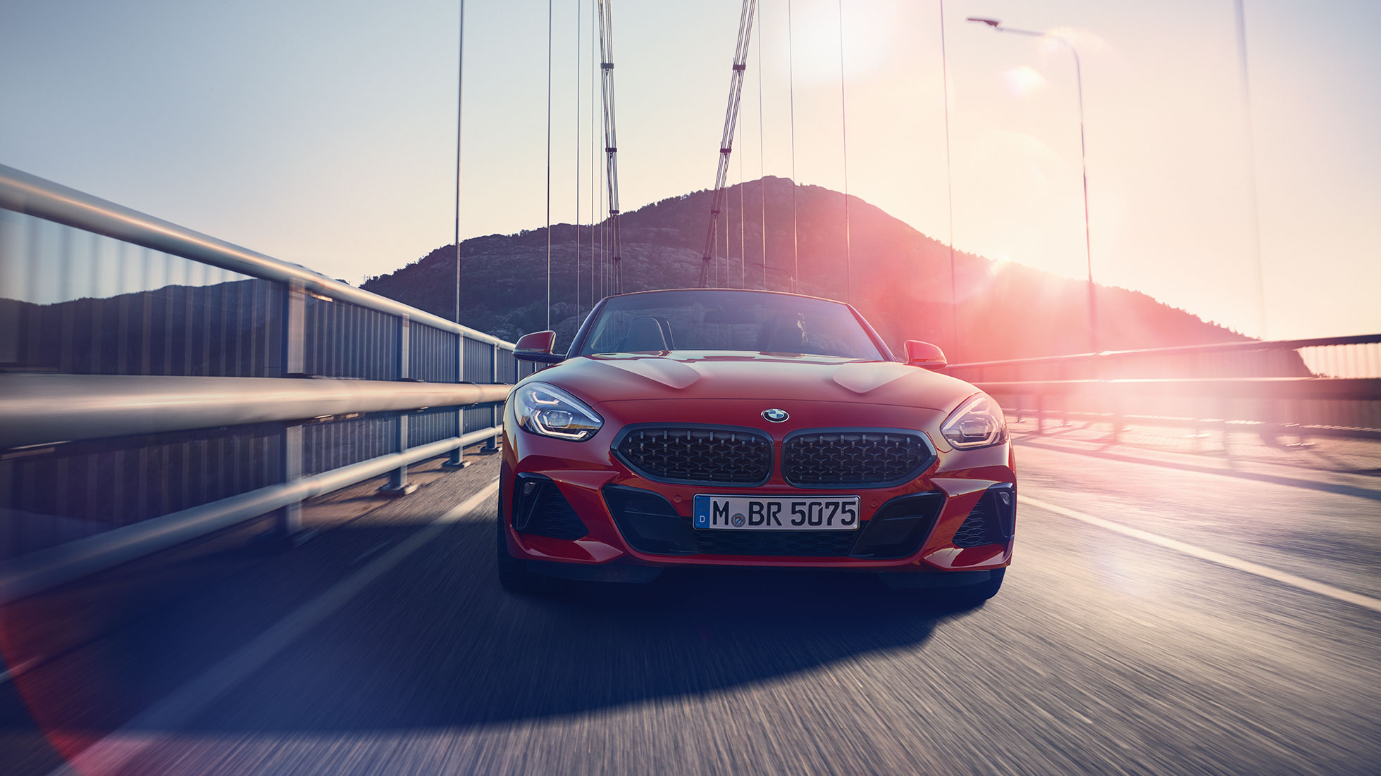 BMW Z4 Roadster köprü üzerinde BMW Z4 Roadster’ın köprü üzerinde önden görünümü