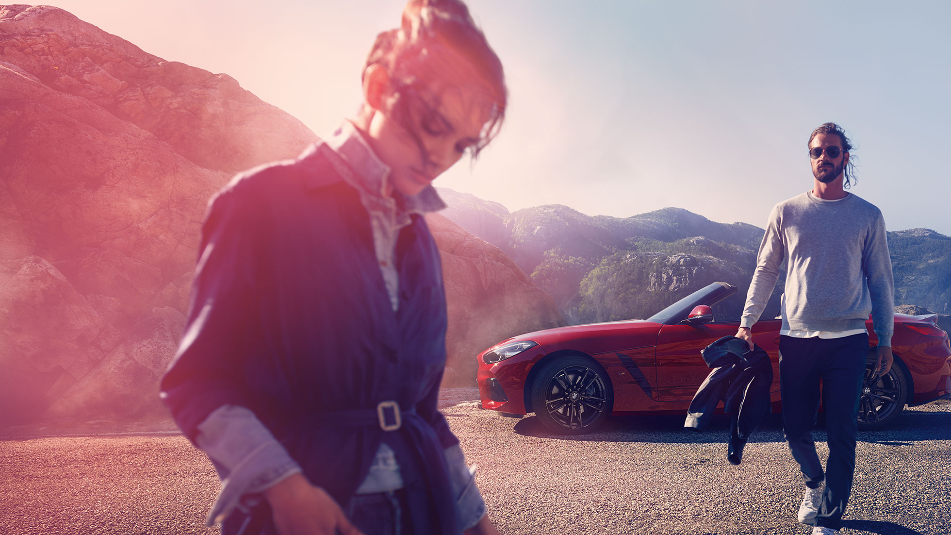 Dağ manzarası önünde BMW Z4 Roadster Dağ manzarası önünde erkek, kadın ve BMW Z4 Roadster