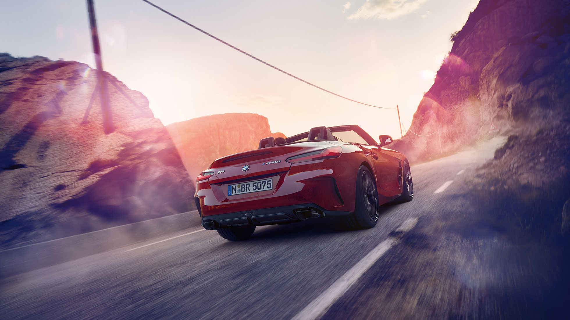 BMW Z4 Roadster’ın arkadan resmi BMW Z4 Roadster’ın kır yolunda arkadan görünümü