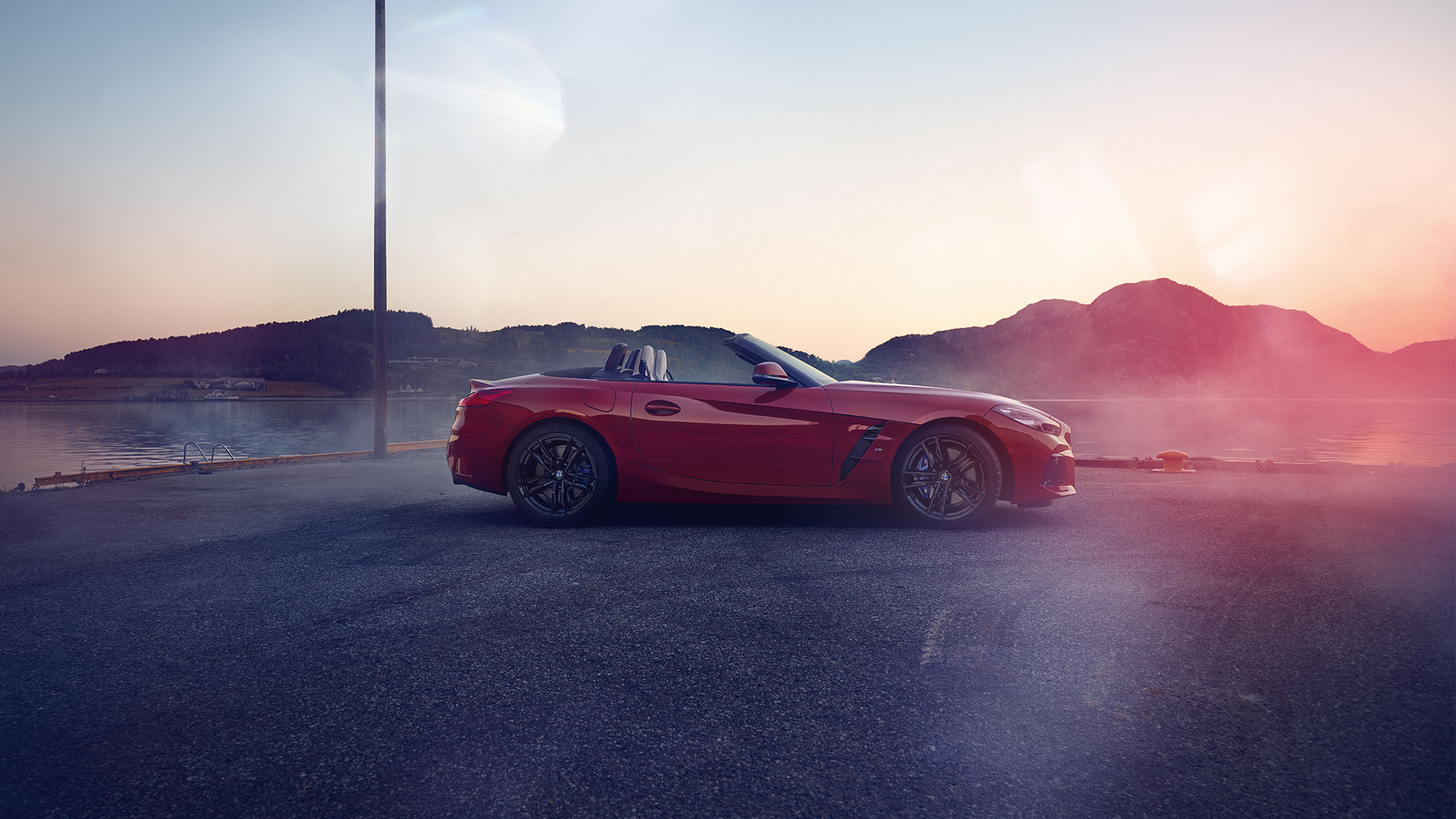 BMW Z4 Roadster’ın yandan görünümü Dağ manzarası önünde BMW Z4 Roadster’ın yandan görünümü