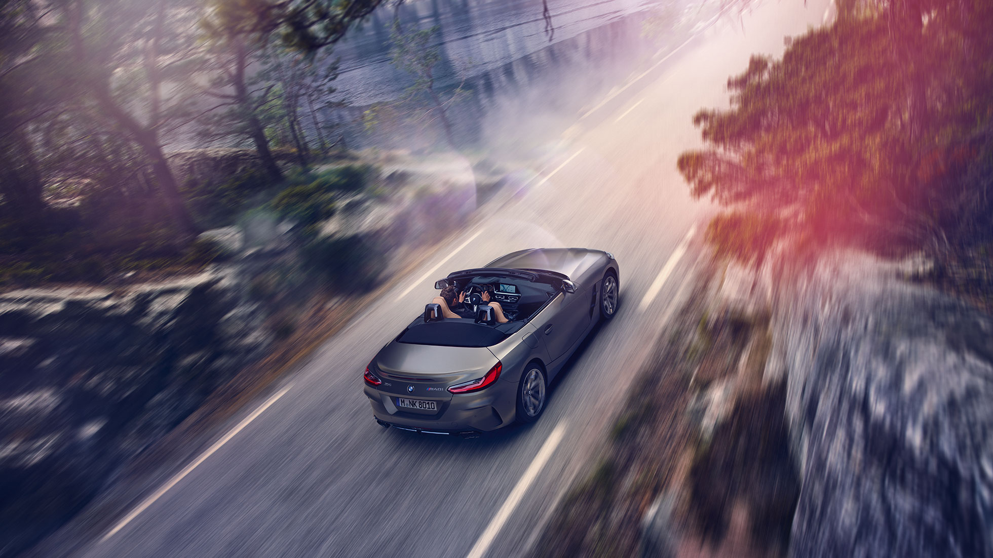 BMW Z4 Roadster üstten görünüm Metalik Gri BMW Z4 Roadster hareket halinde üstten görünüm