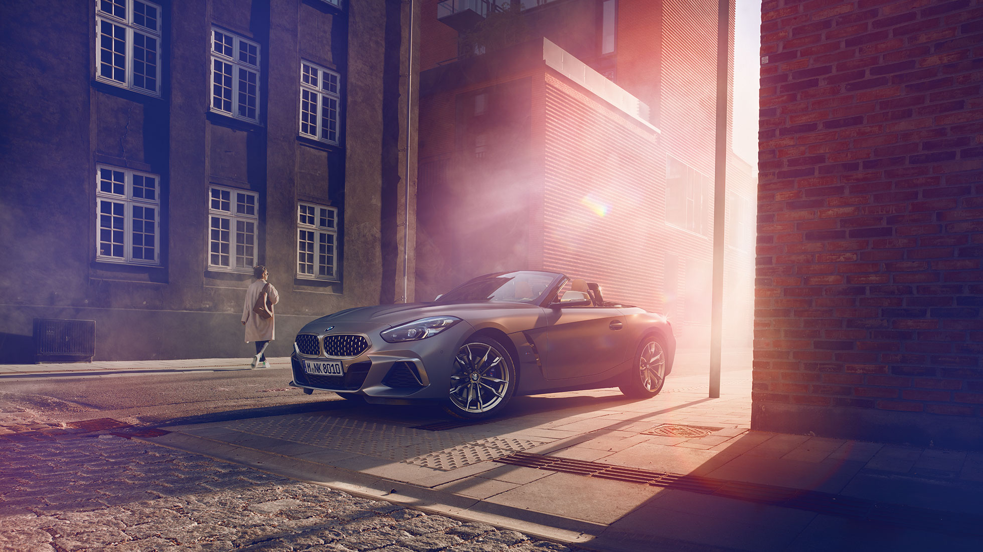 BMW Z4 Roadster sokakta Metalik Gri BMW Z4 Roadster sokakta bir evin önünde