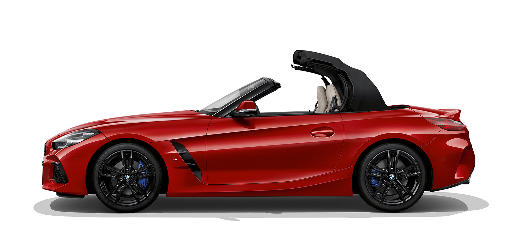 BMW Z4 Roadster’ın yandan resmi BMW Z4 Roadster’ın tavanı açılırken yandan resmi