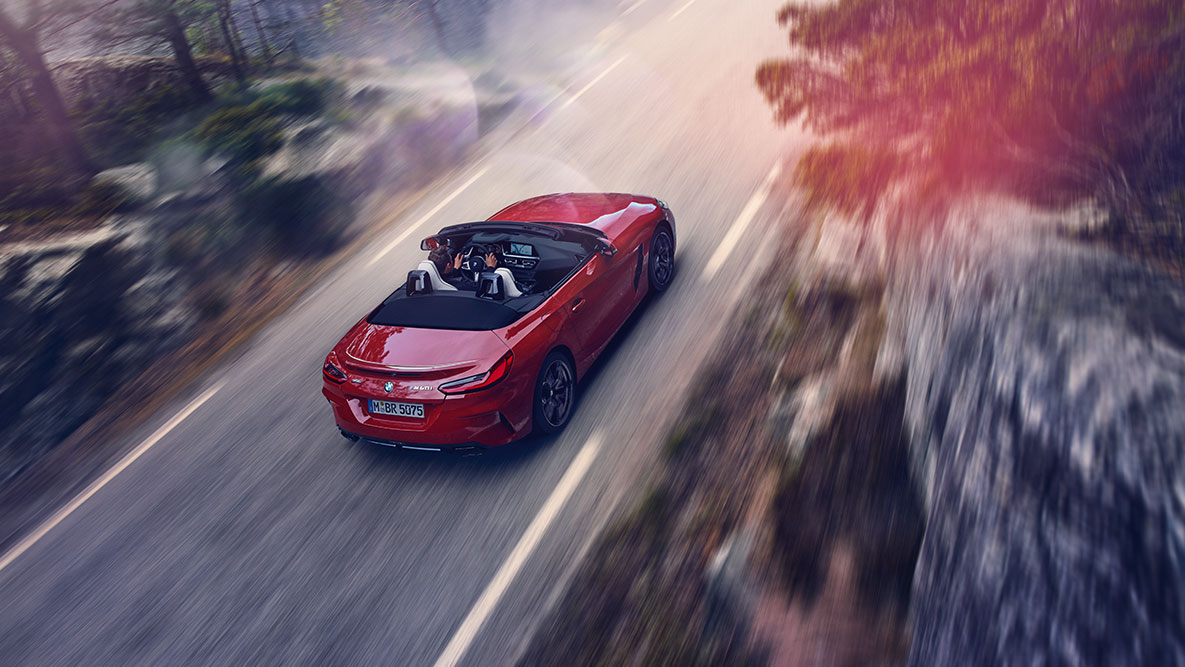 BMW Z4 Roadster sürüş halinde Hareket halinde BMW Z4 Roadster’ın kuş bakışı görünümü