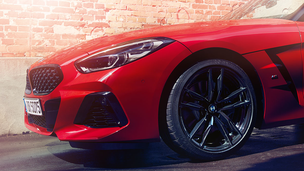 BMW Z4 Roadster’ın kanat kısmı BMW Z4 Roadster’ın ön kısmı ve jantlarının görünümü