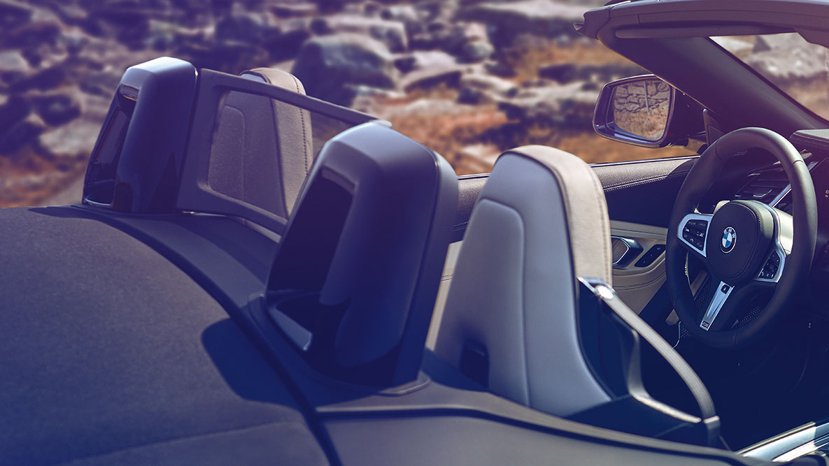 BMW Z4 Roadster ön koltuklar Üstü açık BMW Z4 Roadster’ın ön koltuklarının görünümü