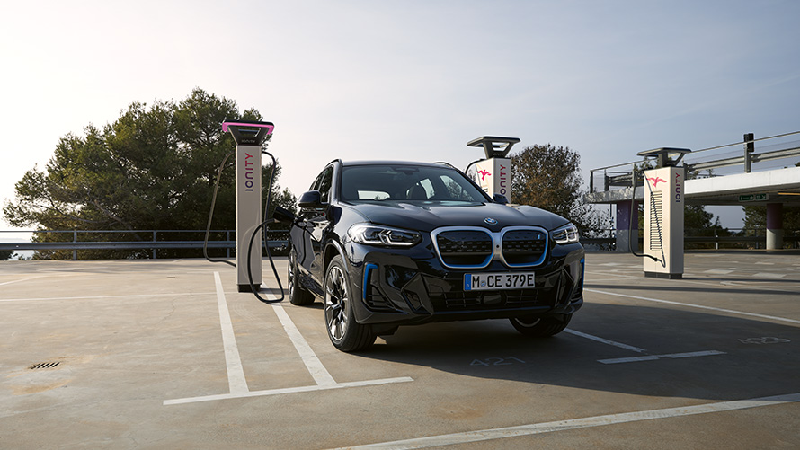 BMW Charging BMW Özel Satışlar Sürdürülebilirlik Merkezi Çevre BMW Özel Satışlar Sürdürülebilirlik Merkezi Çevre BMW Charging BMW otomobili şarj istasyonunda