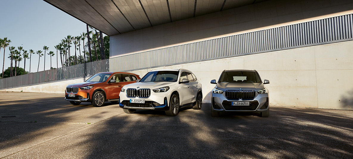 Ürün portföyü BMW Özel Satışlar Sürdürülebilirlik Merkezi Çevre BMW Özel Satışlar Sürdürülebilirlik Merkezi Çevre Ürün portföyü Üç BMW aracı bir altgeçitte yan yana duruyor