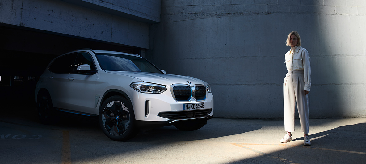 BMW iX3’ün önündeki kadın BMW EfficientDynamics BMW iX3’ün önündeki kadın