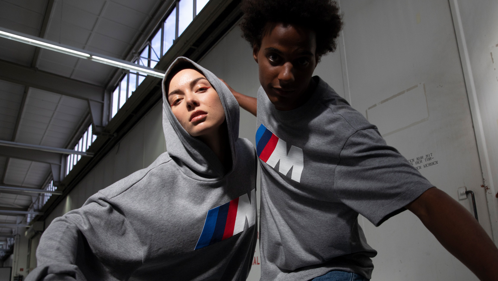 BMW Lifestyle Katalog 2023 BMW M logolu üniseks kapüşonlu sweatshirt ve BMW M logolu üniseks tişört BMW Lifestyle Katalog BMW M logolu üniseks kapüşonlu sweatshirt ve BMW M logolu üniseks tişört