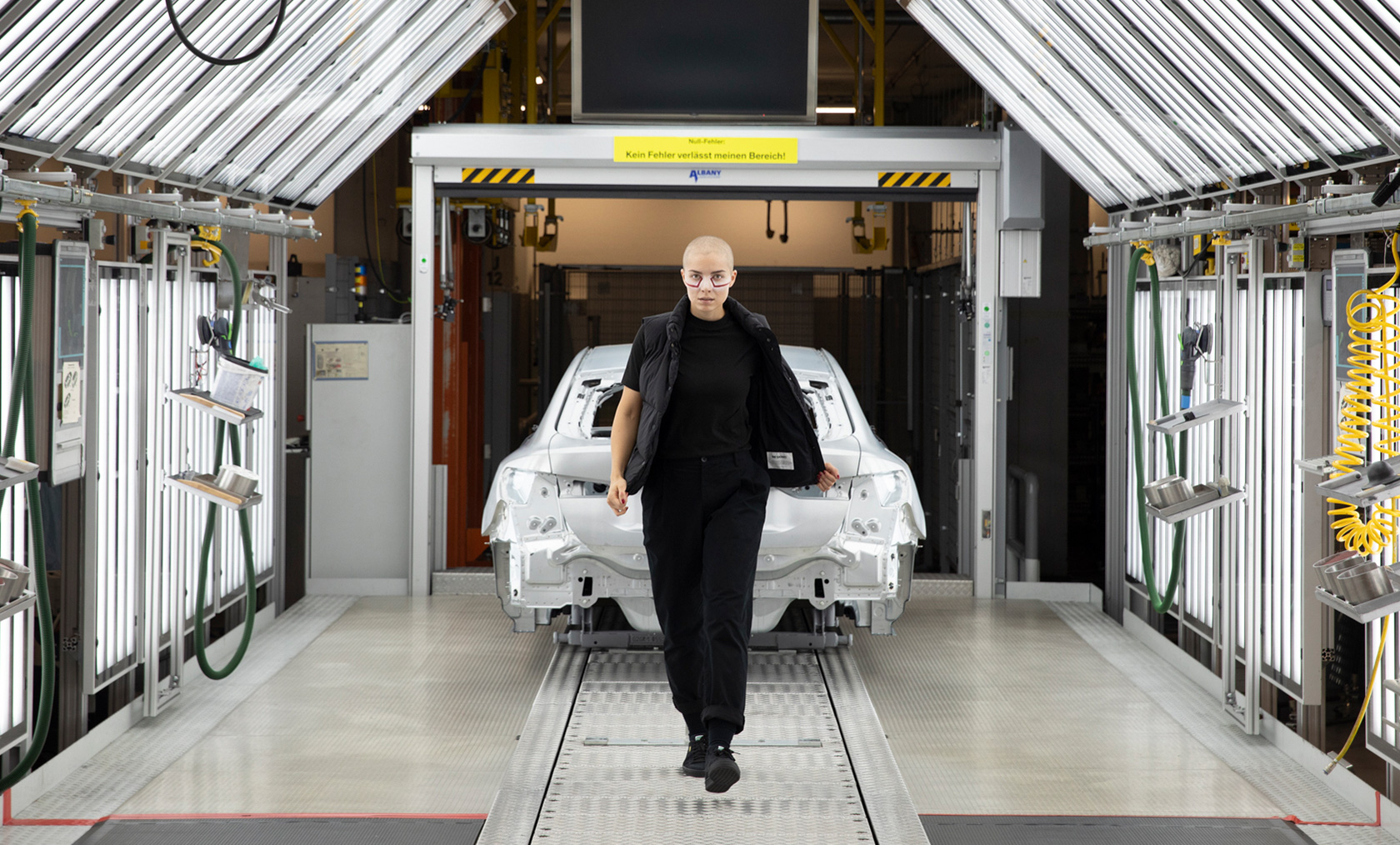 BMW Lifestyle Katalog 2023 BMW siyah kadın jile BMW Lifestyle Katalog BMW siyah kadın jile