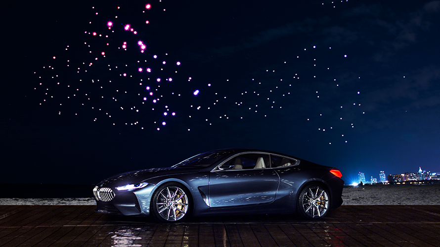 BMW Concept 8 Serisi BMW 8 Serisi Concept, gece 300 ışıklı dronun altında duruyor
