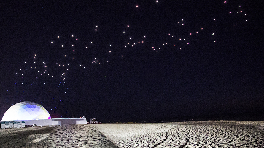 Duo Studio Drift, Dron performansı Duo Studio Drift: Işıklı dronlar gece sahilde uçuyor