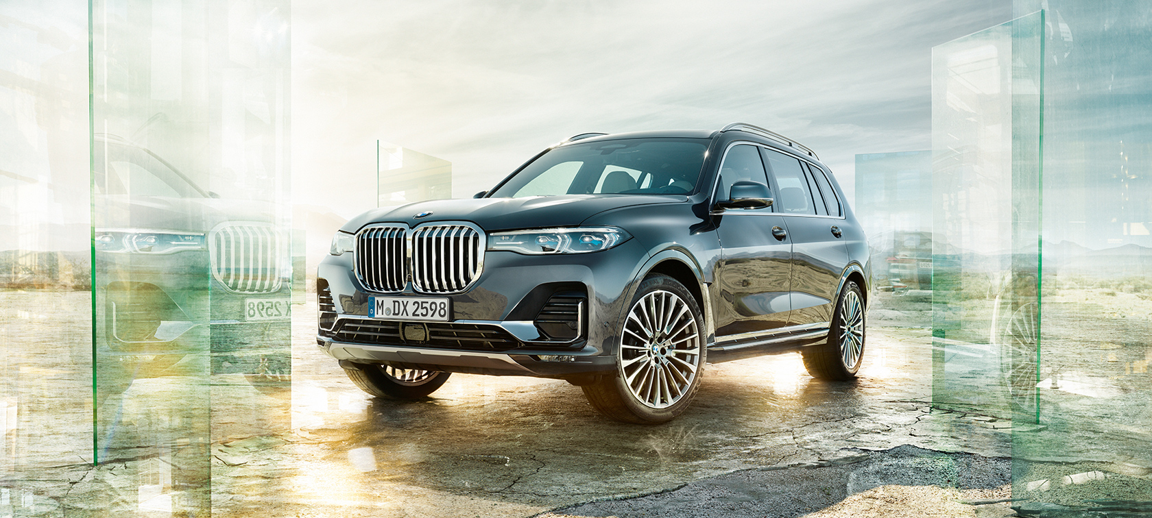 Yeni BMW X7, önden görünüm Yeni BMW X7 çöl arka planı önünde, önden görünüm
